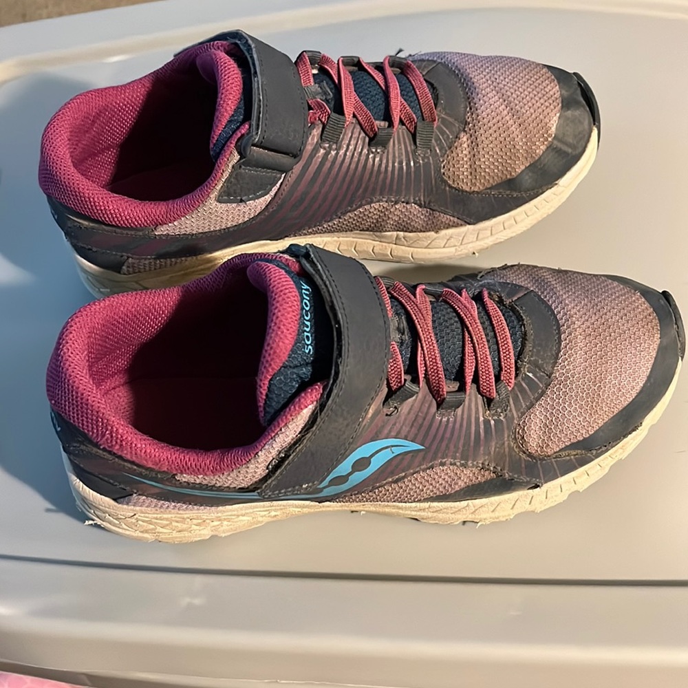 Saucony 6.5 Wide Purple/Blue Shoes